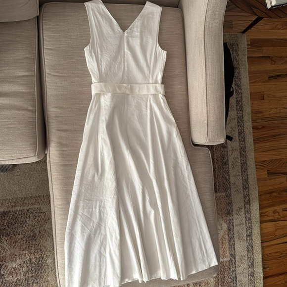 Theory V-Neck Volume Dress in Good Linen - Picture 3 of 8